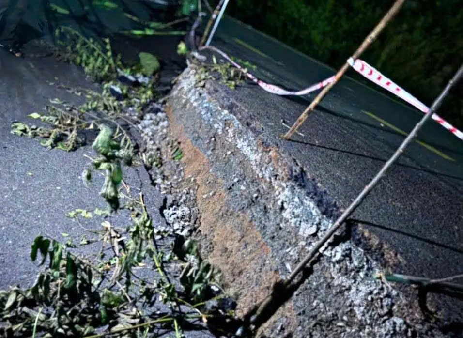 Đường liên xã đi qua thôn Phúc Tân, xã Tân Hà Lâm Hà, đoạn km7+300 xuất hiện một vết nứt dài khoảng 130m, sụt sâu tới 1,5m: Ảnh: Người dân cung cấp.