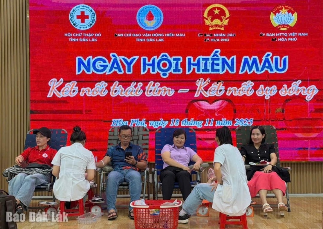 Cán bộ, công chức, thanh niên và người dân tham gia hiến máu