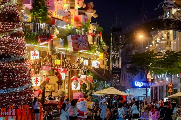 Không khí Giáng sinh tại TP HCM rực rỡ với những con đường trang trí đẹp mắt - Ảnh 1.