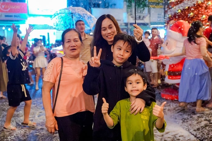 Không khí Giáng sinh tại TP HCM rực rỡ với những con đường trang trí đẹp mắt - Ảnh 2.