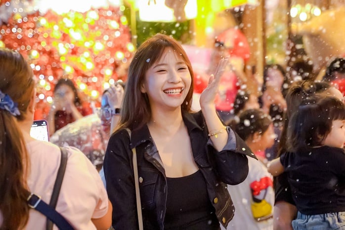 Không khí Giáng sinh tại TP HCM rực rỡ với những con đường trang trí đẹp mắt - Ảnh 3.