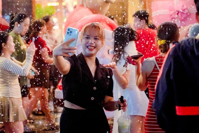 Không khí Giáng sinh tại TP HCM rực rỡ với những con đường trang trí đẹp mắt - Ảnh 4.