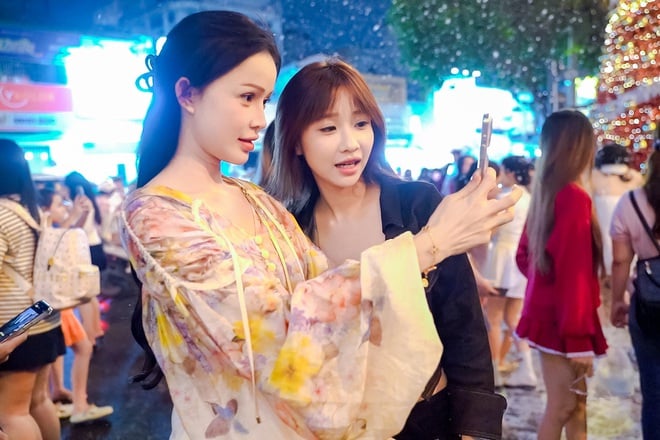 Không khí Giáng sinh tại TP HCM rực rỡ với những con đường trang trí đẹp mắt - Ảnh 5.