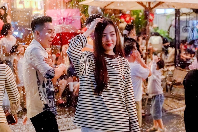 Không khí Giáng sinh tại TP HCM rực rỡ với những con đường trang trí đẹp mắt - Ảnh 6.