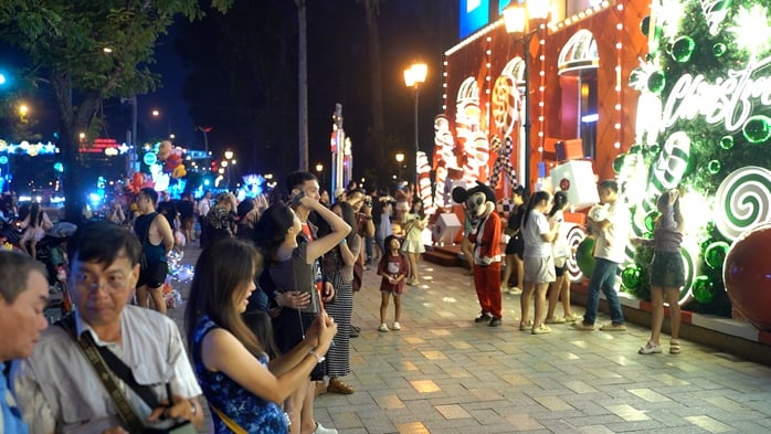 Không khí Giáng sinh tại TP HCM rực rỡ với những con đường trang trí đẹp mắt - Ảnh 8.
