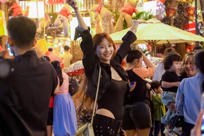 Không khí Giáng sinh tại TP HCM rực rỡ với những con đường trang trí đẹp mắt - Ảnh 9.