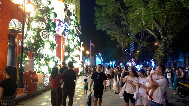 Không khí Giáng sinh tại TP HCM rực rỡ với những con đường trang trí đẹp mắt - Ảnh 10.
