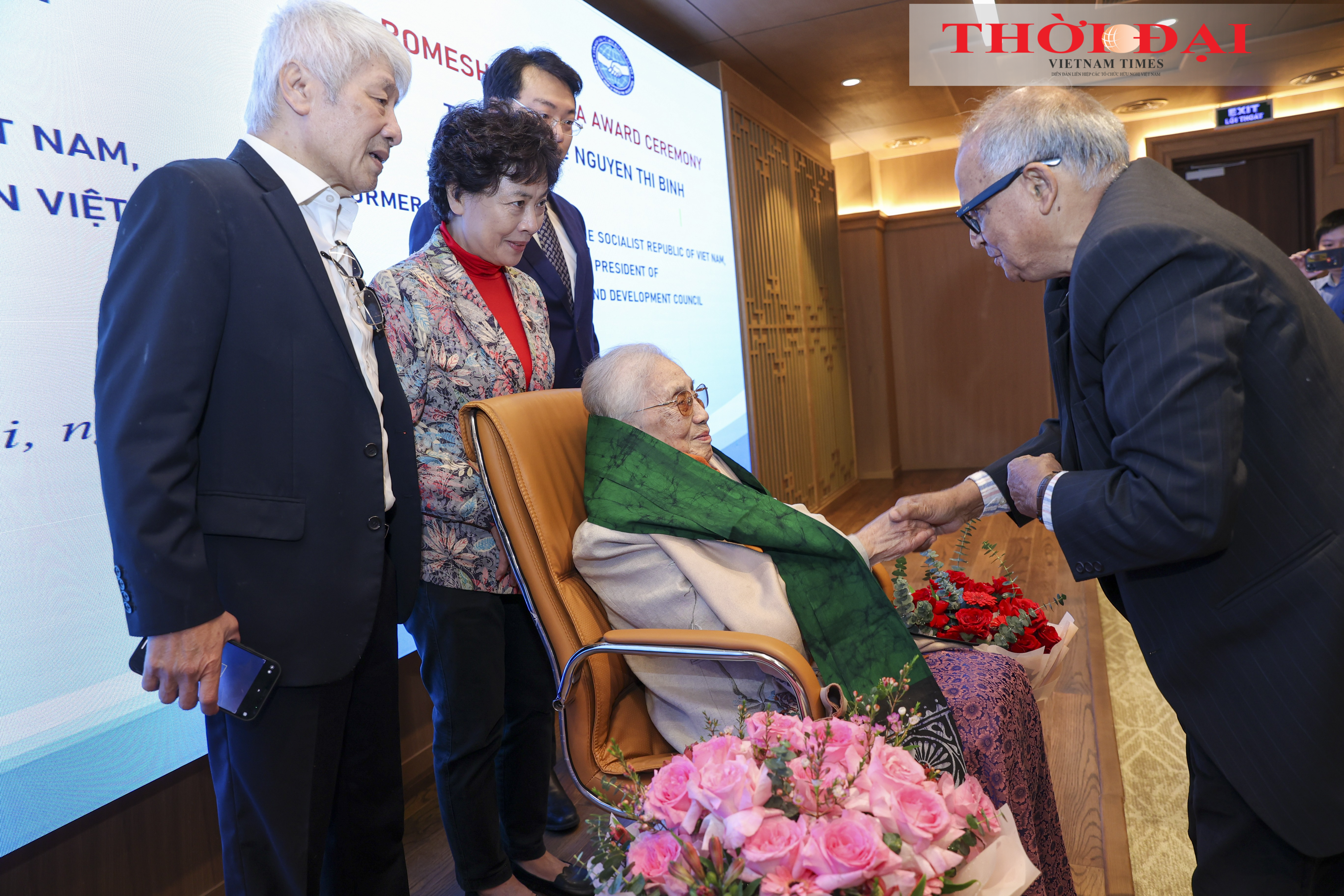 Prêmio Romesh Chandra da Paz concedido à Sra. Nguyen Thi Binh e ao Sr. Trao Giải thưởng Hòa bình Romesh Chandra cho bà Nguyễn Thị Bình và ông Uông Chu Lưu