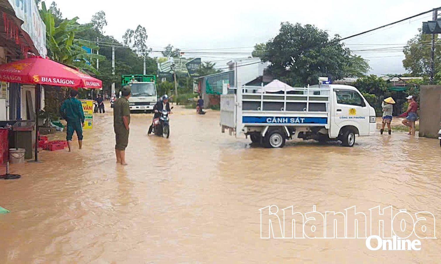 ভিন থাই প্রাথমিক বিদ্যালয়ের দিকে যাওয়ার রাস্তার উভয় পাশ প্লাবিত হয়েছিল।