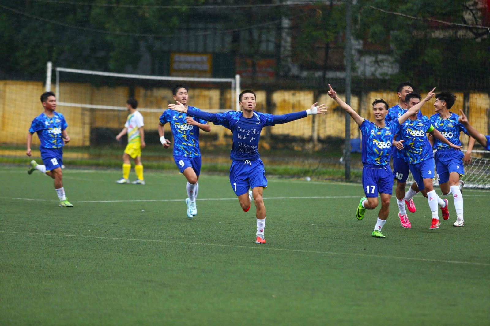 ការបើកវគ្គផ្ដាច់ព្រ័ត្រនៃការប្រកួតបាល់ទាត់សិស្សថ្នាក់ជាតិឆ្នាំ២០២៥ - TV360 Cup - រូបថត ២. Khai mạc vòng chung kết Giải bóng đá nam sinh viên toàn quốc 2025 - Cúp TV360 - Ảnh 2.