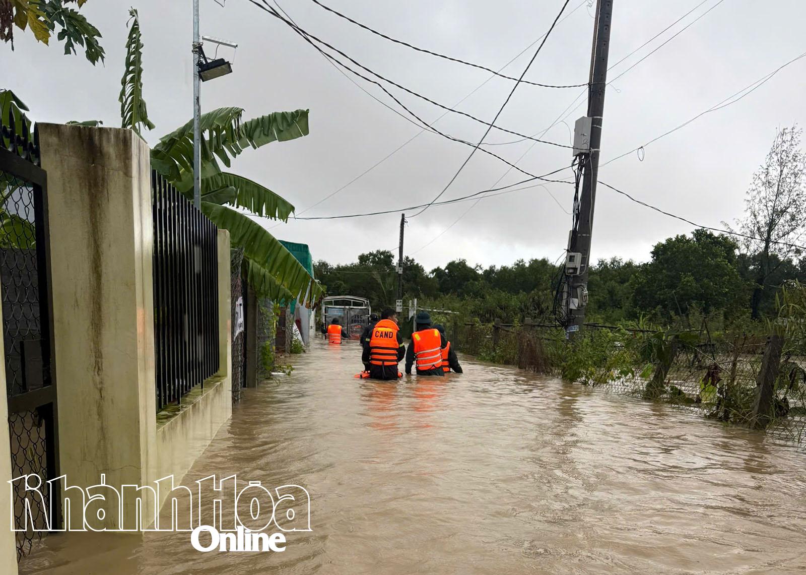 កម្លាំងជួយសង្គ្រោះរបស់ប៉ូលីសខេត្ត Khanh Hoa បានផ្លាស់ទៅផ្ទះរបស់លោក Nguyen Van Man និងធ្វើការជួយសង្គ្រោះបន្ទាន់។