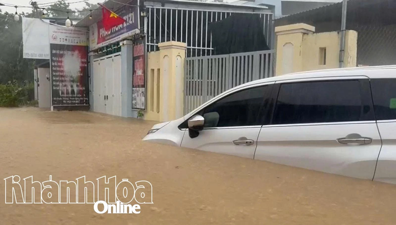 នៅតំបន់ផ្លូវ Phong Chau ទឹកជំនន់កំពុងកើនឡើងយ៉ាងឆាប់រហ័ស រថយន្ត និងទ្រព្យសម្បត្តិរបស់ប្រជាពលរដ្ឋជាច្រើនត្រូវលិចក្នុងទឹក។