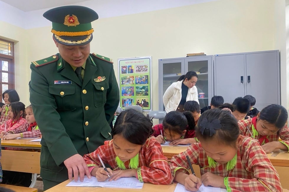 O soldado de uniforme verde constrói 
