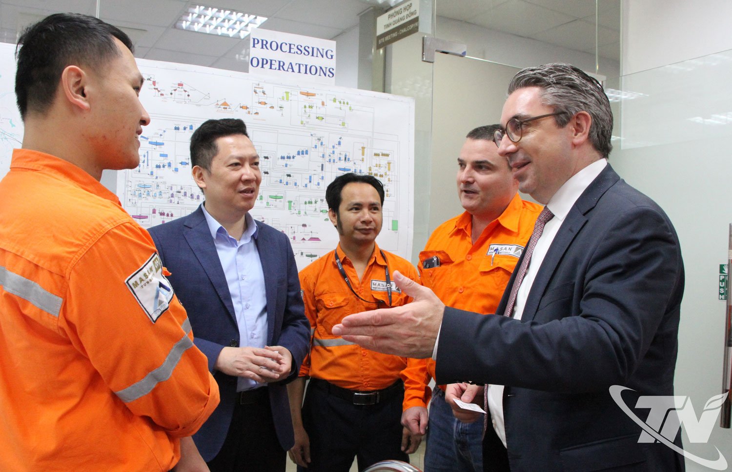 Staatssecretaris van het Duitse Parlement, Bondsministerie van Economische Zaken en Energie Stefan Rouenhoff (helemaal rechts) en leiders van toonaangevende Duitse ondernemingen bezochten Masan High-Tech Materials en werkten er samen.