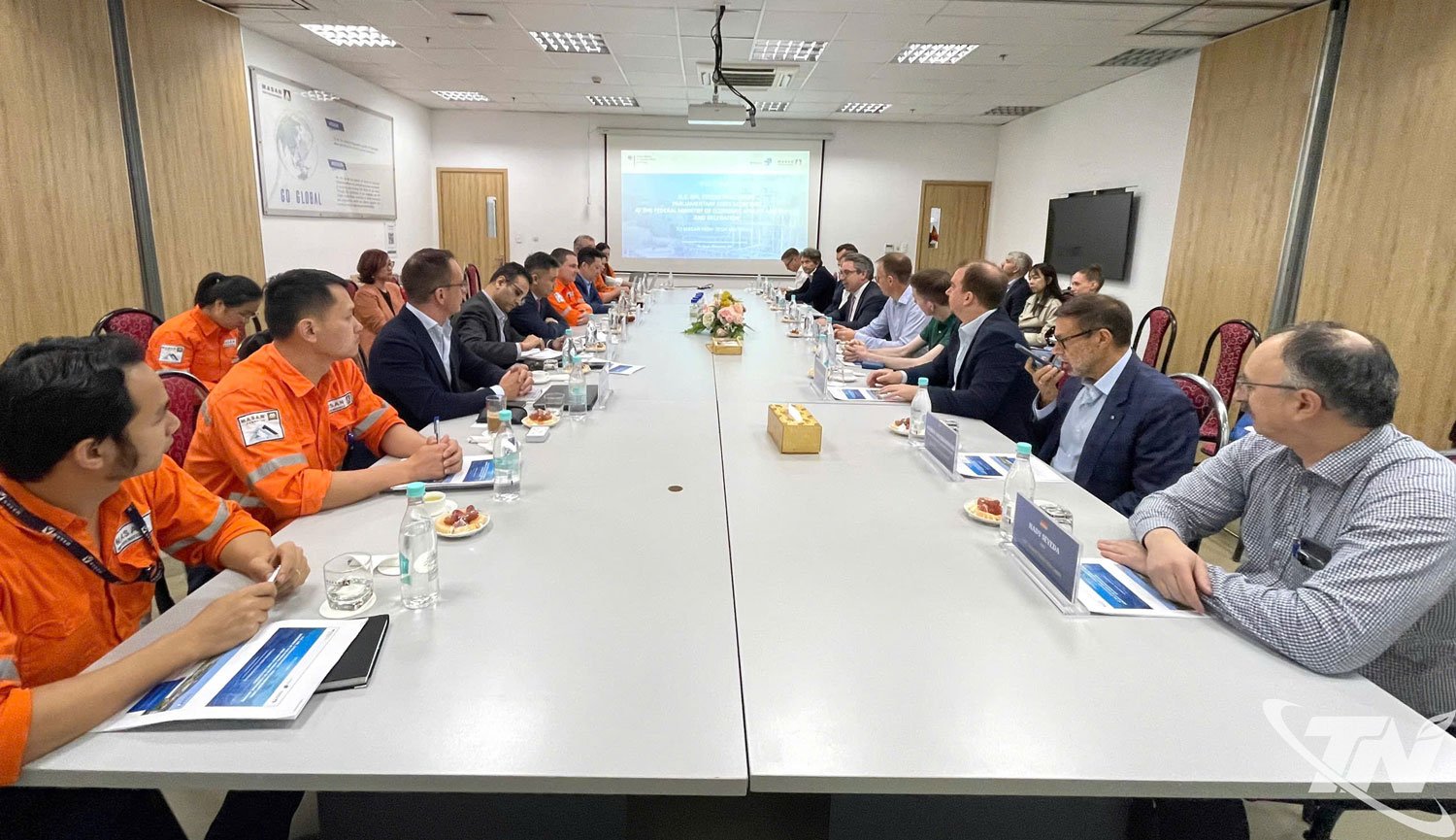 Staatssecretaris van het Duitse Parlement, Bondsministerie van Economische Zaken en Energie Stefan Rouenhoff en leiders van toonaangevende Duitse ondernemingen bezochten Masan High-Tech Materials en werkten er samen.