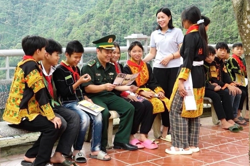O soldado de uniforme verde constrói 