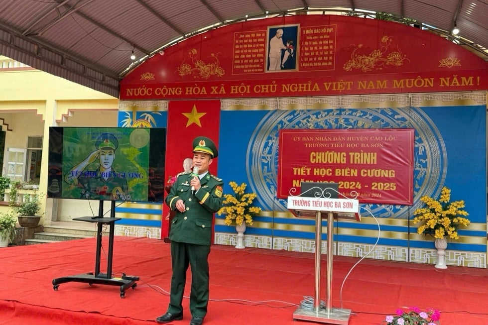 O soldado de uniforme verde constrói 