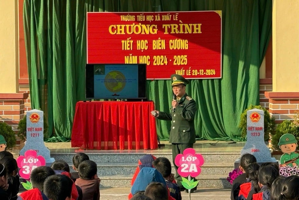 O soldado de uniforme verde constrói 