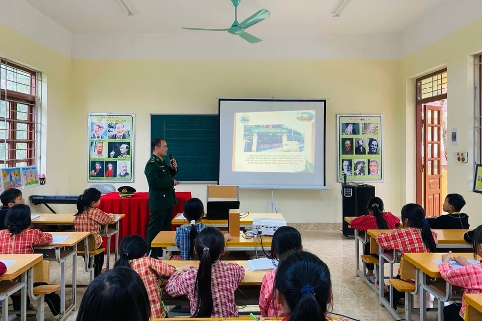 O soldado de uniforme verde constrói 