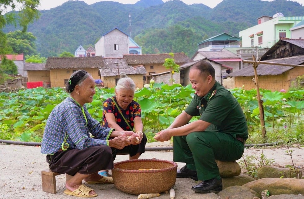 O soldado de uniforme verde constrói 