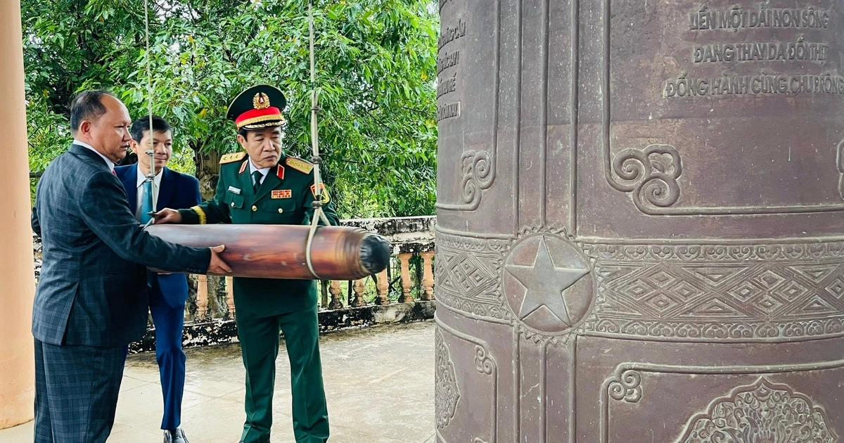 Dâng hoa, dâng hương tưởng niệm các anh hùng liệt sĩ tại Nghĩa trang liệt sĩ Chư Prông