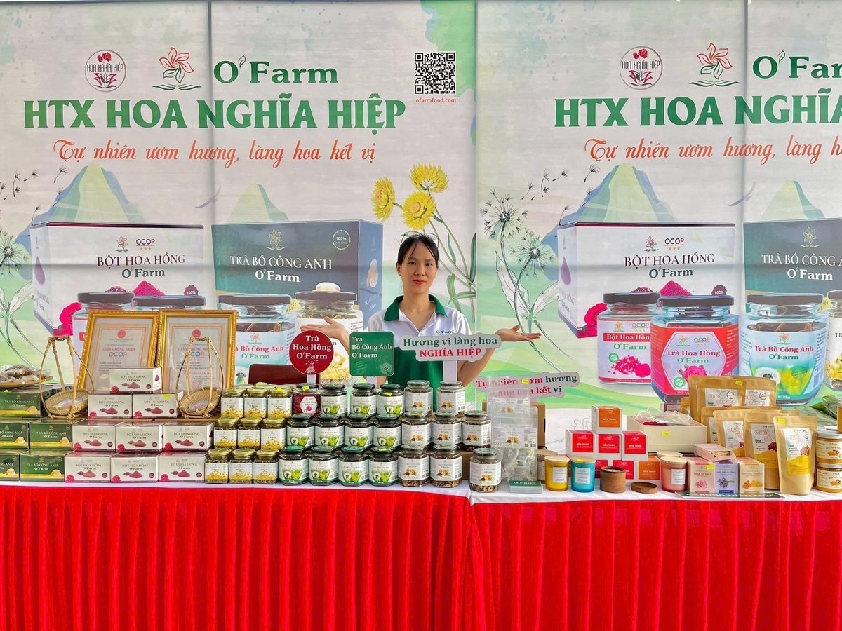 Sản phẩm được chế biến từ hoa của HTX Dịch vụ nông nghiệp Hoa Nghĩa Hiệp hiện nay được quảng bá qua nhiều kênh, được khách hàng ở mọi vùng miền biết đến. Ảnh: L.K.
