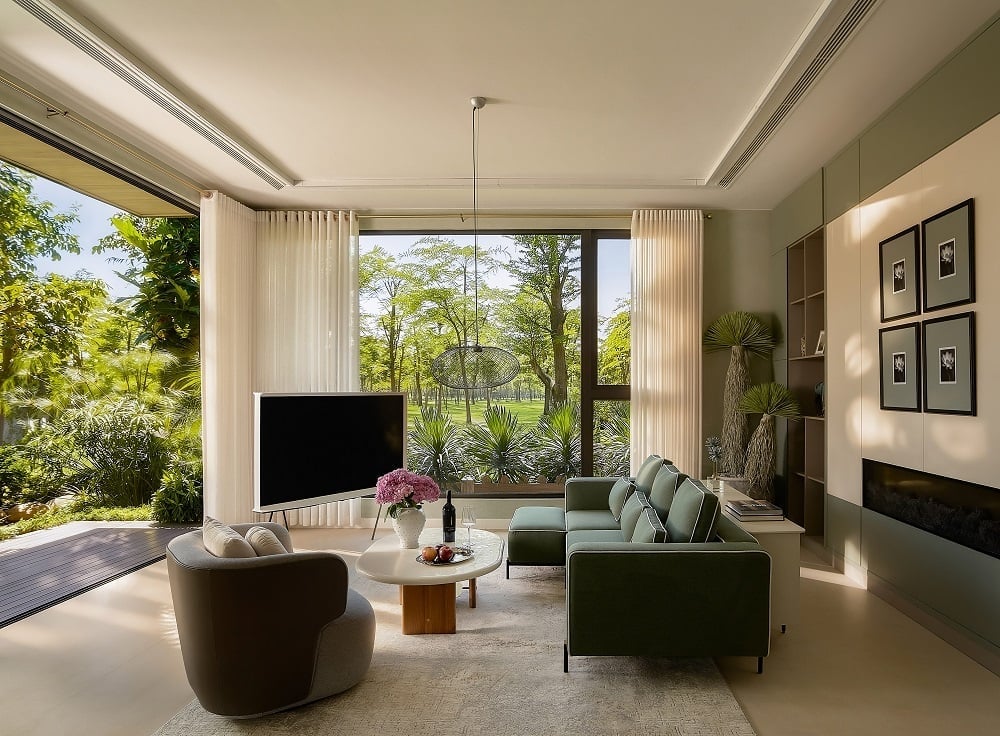 ຮູບພາບຕົວຈິງຂອງຫ້ອງຮັບແຂກຂອງເຮືອນແບບຈໍາລອງຂອງເຮືອນວິນລາດຽວຢູ່ທີ່ Retreat Forest. ຮູບພາບ: Ecopark. Ảnh thực tế phòng khách nhà mẫu biệt thự đơn lập tại Retreat Forest. Ảnh: Ecopark.
