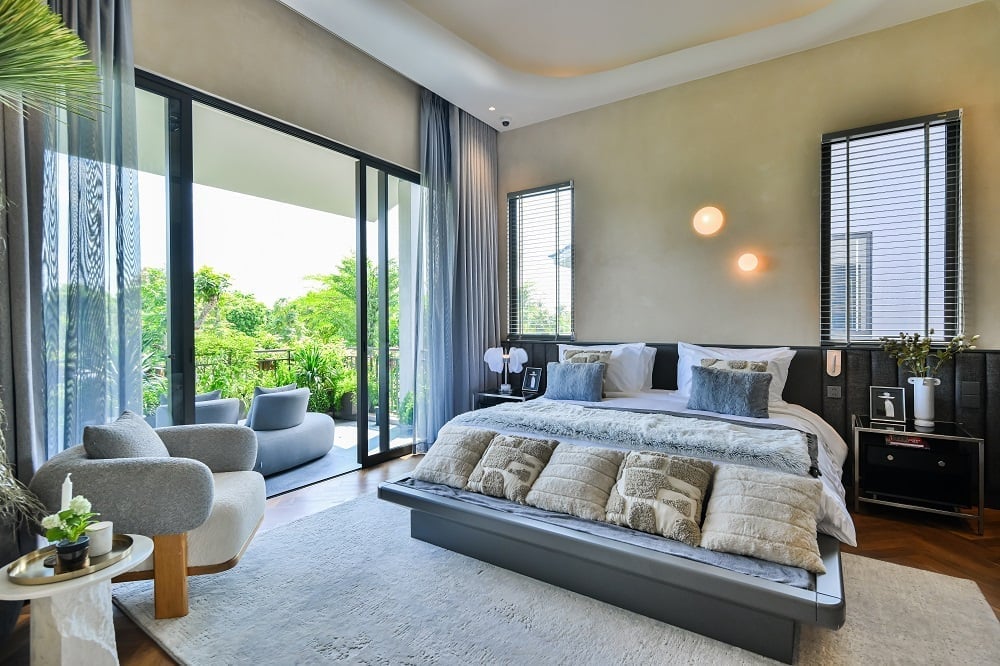 ເບິ່ງຈາກຫ້ອງນອນໄປຫາເຮືອນຍອດປ່າໄມ້ທີ່ເຮືອນວິນລ່າແບບຈໍາລອງຢູ່ Retreat Forest. ຮູບພາບ: Ecopark. Tầm view từ phòng ngủ ra tán rừng tại biệt thự mẫu tại Retreat Forest. Ảnh: Ecopark.