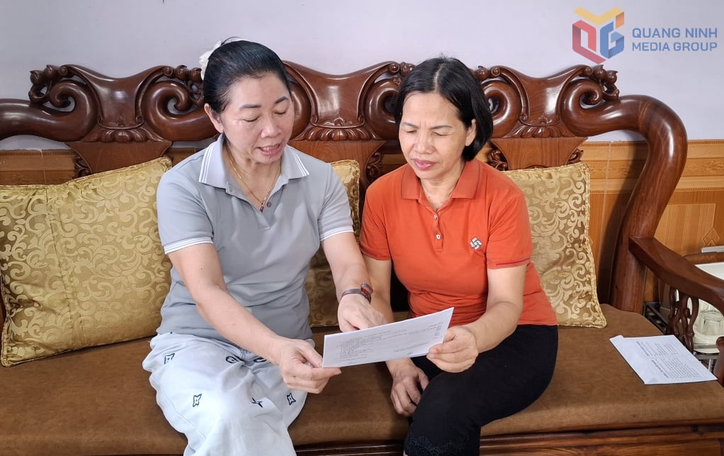 A HP An Nhien egészségbiztosítás képviselője ismerteti Ngo Thi Tam asszonyt (Viet Hung kerületi lakos) a nyugdíj igénylésekor igénybe vehető szabályzatokkal.