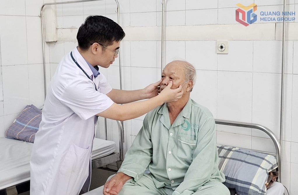 A Bai Chay Kórház kardiológiai osztálya a kezelést követően megvizsgálta és ellenőrizte Le Duc Doi úr (Phong Coc osztály) egészségi állapotát, állapota stabilnak bizonyult.