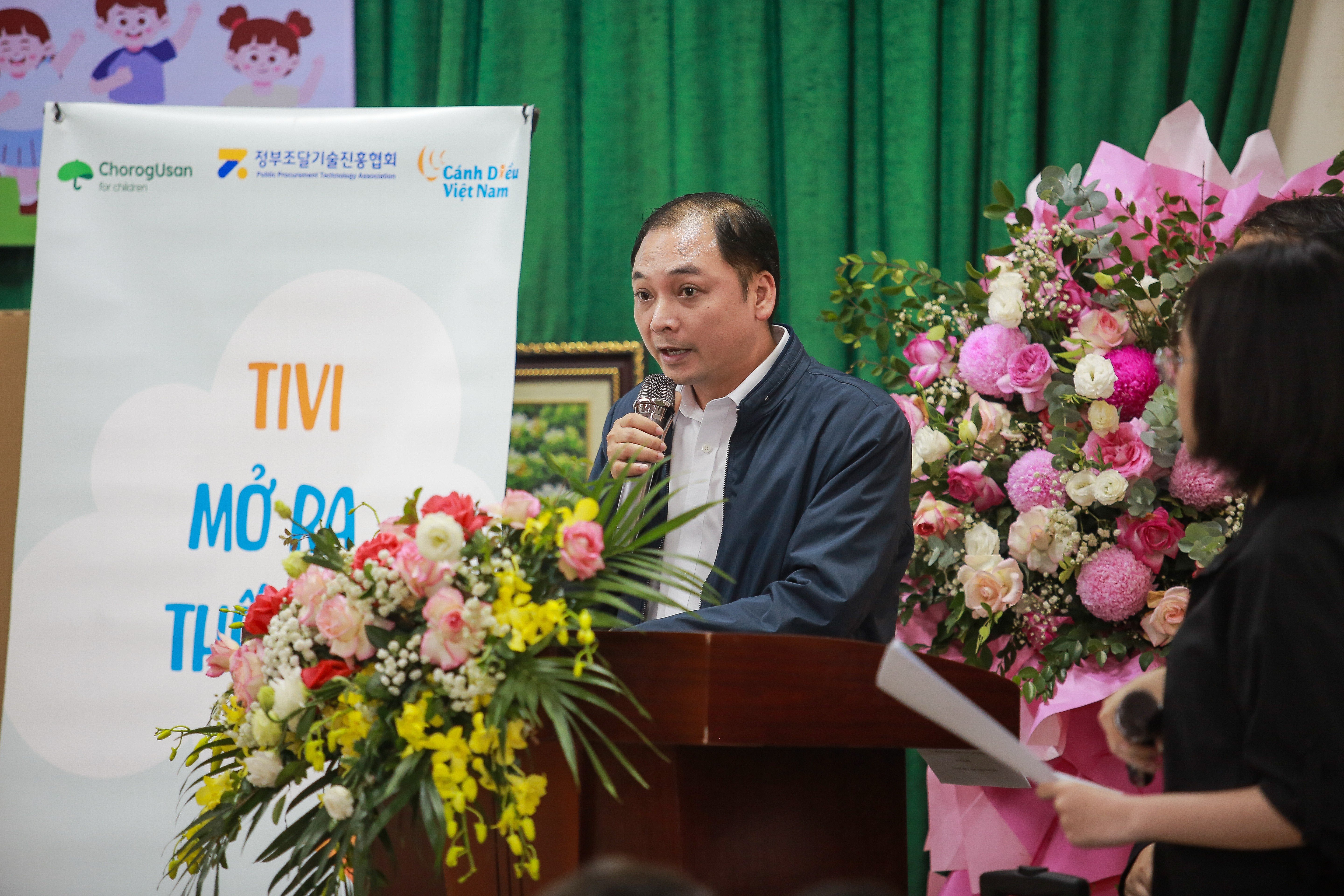 Donerade 12 TV-apparater och många betydelsefulla gåvor till Chu Phan Primary School i Hanoi Trao tặng 12 tivi cùng nhiều phần quà ý nghĩa cho trường Tiểu học Chu Phan, Hà Nội