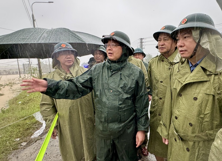 معاون نخست وزیر هو کوک دونگ: مردم را فوراً تخلیه کنید، مطلقاً اجازه ندهید تلفات انسانی رخ دهد - عکس ۱. Phó Thủ tướng Hồ Quốc Dũng: Di dời dân ngay trong ngày, tuyệt đối không để xảy ra thiệt hại về người- Ảnh 1.