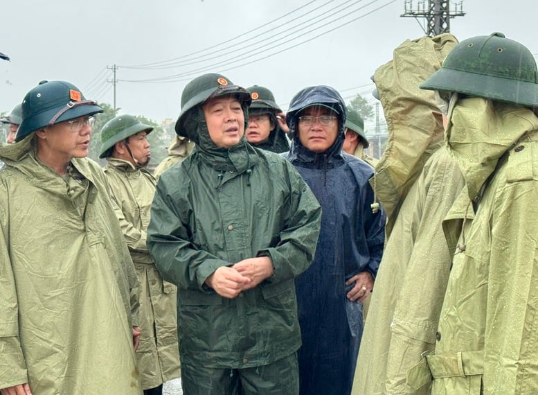 معاون نخست وزیر هو کوک دونگ: مردم را فوراً تخلیه کنید، مطلقاً اجازه ندهید تلفات انسانی رخ دهد - عکس ۲. Phó Thủ tướng Hồ Quốc Dũng: Di dời dân ngay trong ngày, tuyệt đối không để xảy ra thiệt hại về người- Ảnh 2.