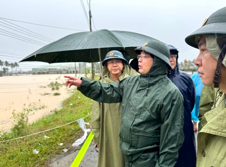 معاون نخست وزیر هو کوک دونگ: مردم را فوراً تخلیه کنید، مطلقاً اجازه ندهید تلفات انسانی رخ دهد - عکس ۳. Phó Thủ tướng Hồ Quốc Dũng: Di dời dân ngay trong ngày, tuyệt đối không để xảy ra thiệt hại về người- Ảnh 3.