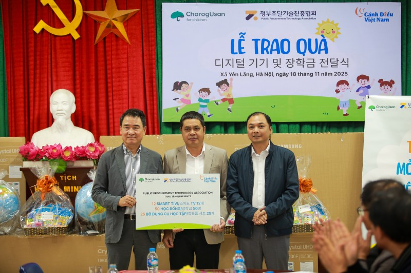 Donerade 12 TV-apparater och många betydelsefulla gåvor till Chu Phan Primary School i Hanoi Trao tặng 12 tivi cùng nhiều phần quà ý nghĩa cho trường Tiểu học Chu Phan, Hà Nội