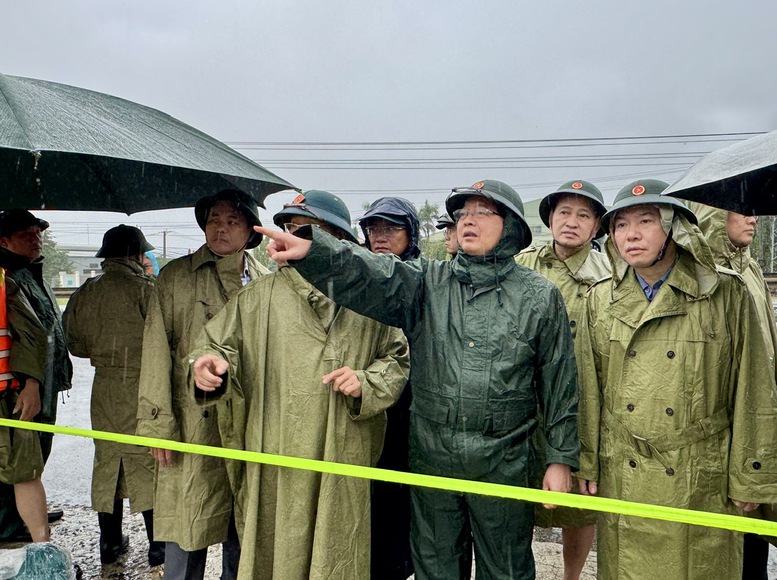 معاون نخست وزیر هو کوک دونگ: مردم را فوراً تخلیه کنید، مطلقاً اجازه ندهید تلفات انسانی رخ دهد - عکس ۴. Phó Thủ tướng Hồ Quốc Dũng: Di dời dân ngay trong ngày, tuyệt đối không để xảy ra thiệt hại về người- Ảnh 4.