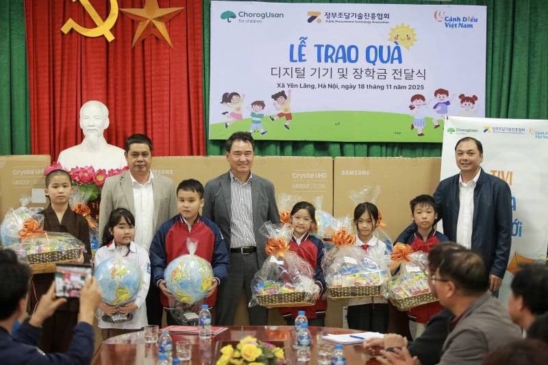 Donerade 12 TV-apparater och många betydelsefulla gåvor till Chu Phan Primary School i Hanoi Trao tặng 12 tivi cùng nhiều phần quà ý nghĩa cho trường Tiểu học Chu Phan, Hà Nội