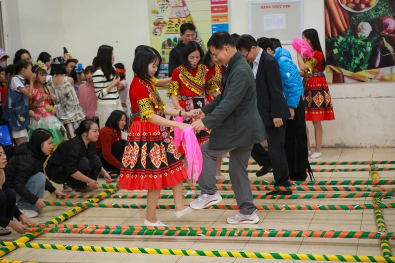 Donerade 12 TV-apparater och många betydelsefulla gåvor till Chu Phan Primary School i Hanoi Trao tặng 12 tivi cùng nhiều phần quà ý nghĩa cho trường Tiểu học Chu Phan, Hà Nội