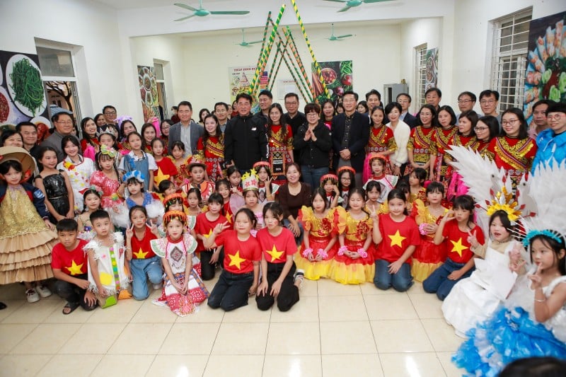 Donerade 12 TV-apparater och många betydelsefulla gåvor till Chu Phan Primary School i Hanoi Trao tặng 12 tivi cùng nhiều phần quà ý nghĩa cho trường Tiểu học Chu Phan, Hà Nội