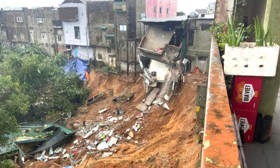 Deslizamentos de terra causaram o desabamento de casas na comuna de Khe Sanh, ameaçando muitas outras residências na região.