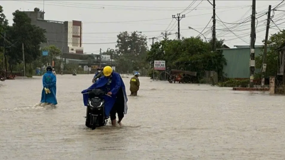 Riksväg 25 genom kommunen Ia Hiao i provinsen Gia Lai är djupt översvämmad.
