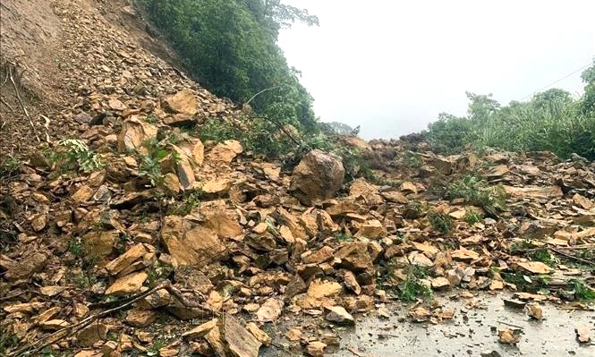 Uma via de tráfego foi erodida pela enchente.