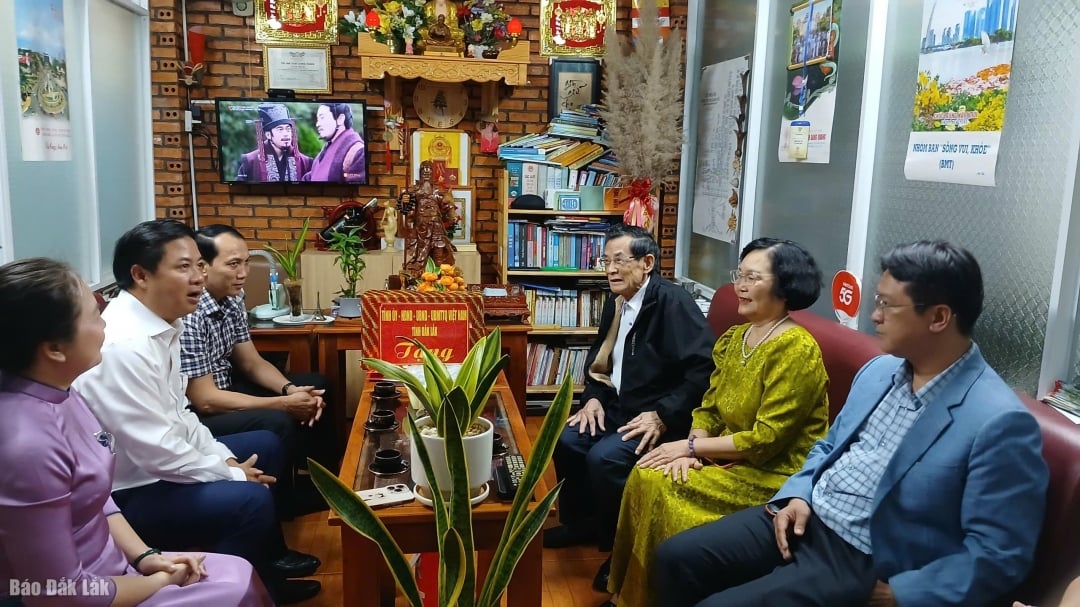 Đồng chí Lương Nguyễn Minh Triết (áo sáng bên trái), Ủy viên dự khuyết Trung ương Đàng, Bí thư Tỉnh ủy, cùng lãnh đạo Sở GD-ĐT thăm và tặng hoa chúc mừng Nhà giáo ưu tú Ngô Thị Loan nhân kỷ niệm Ngày Nhà giáo Việt Nam 20/11.