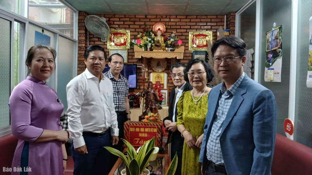 Bí thư Tỉnh ủy Lương Nguyễn Minh Triết (áo sáng bên trái)  cùng lãnh đạo Sở GD-ĐT chujo hình lưu niệm cùng Nhà giáo ưu tú Ngô Thị Loan.