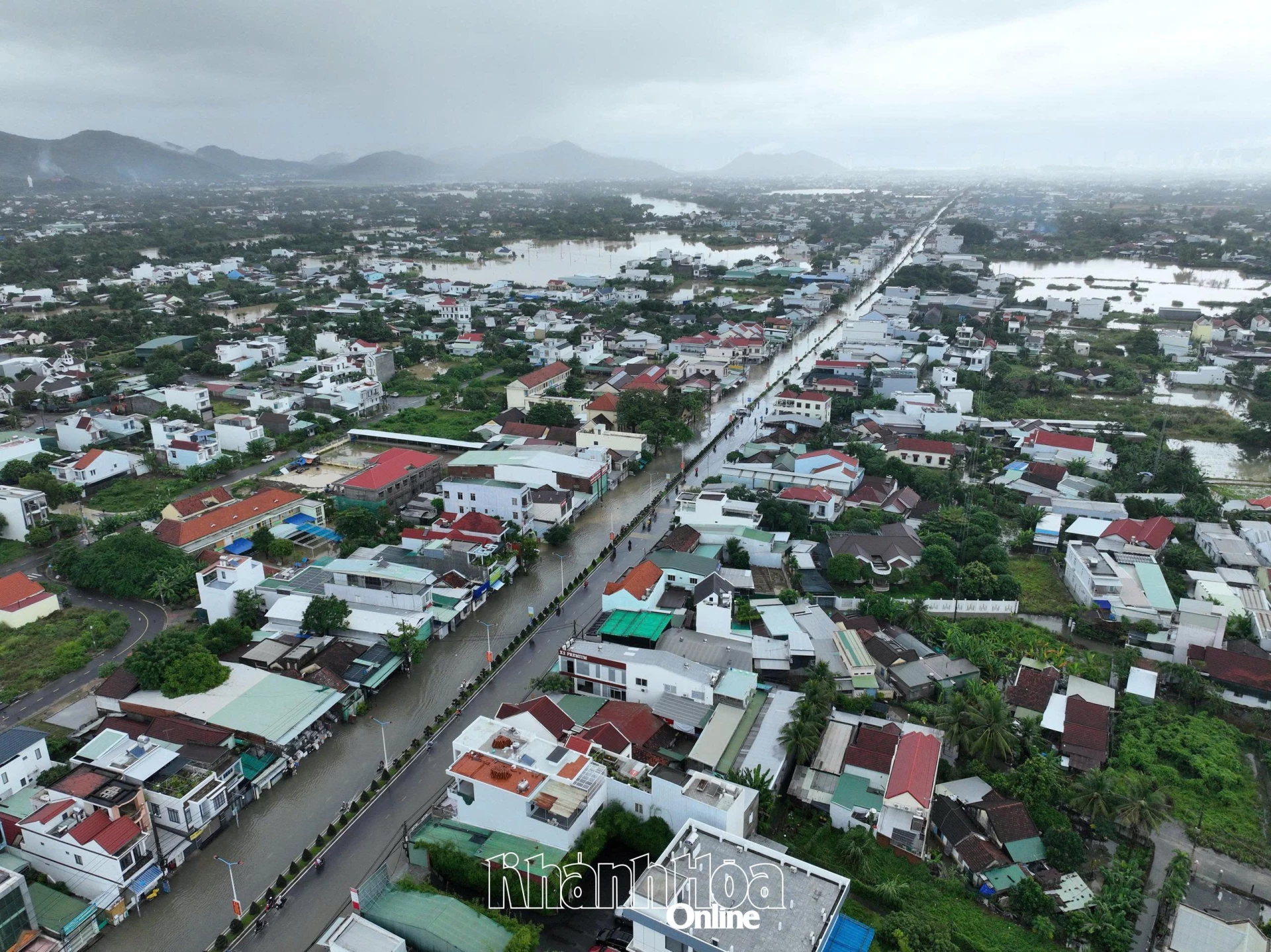 23 oktober-gatan översvämmades och myndigheterna var tvungna att stänga av vägen från Dien Khanh till Nha Trang.