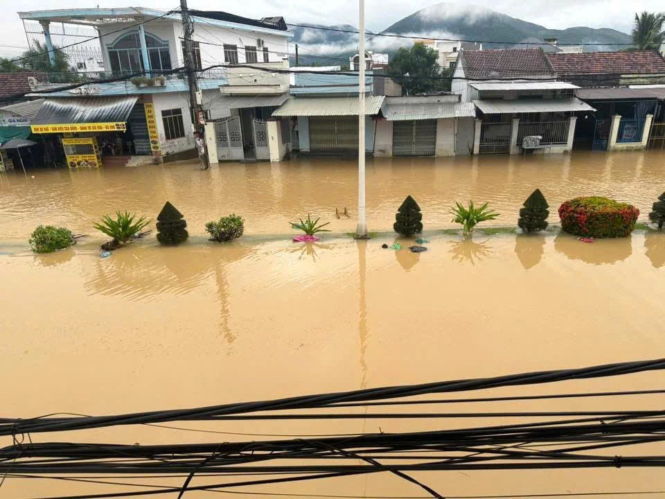 23 oktobergatan är djupt översvämmad. Foto: Läsarna