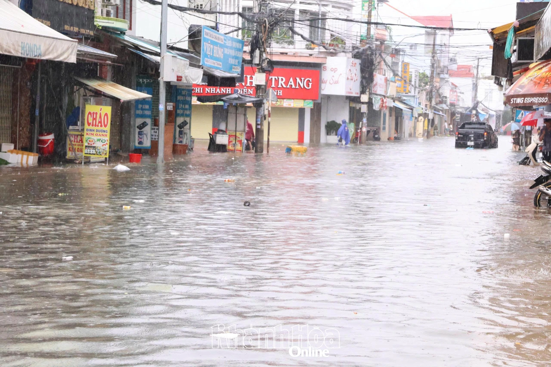 Nguyen Trai-gatan, nära Thanh-marknaden, översvämmades, vilket försvårade trafiken.