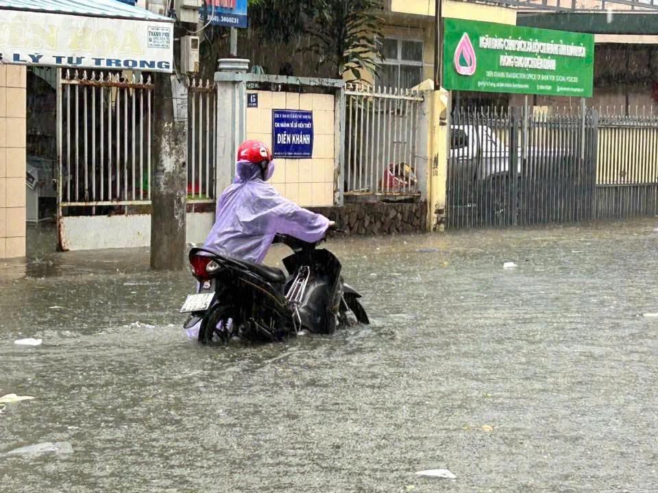 Vägen framför Dien Khanh Social Policy Banks transaktionskontor är djupt översvämmad. Foto: Läsarna