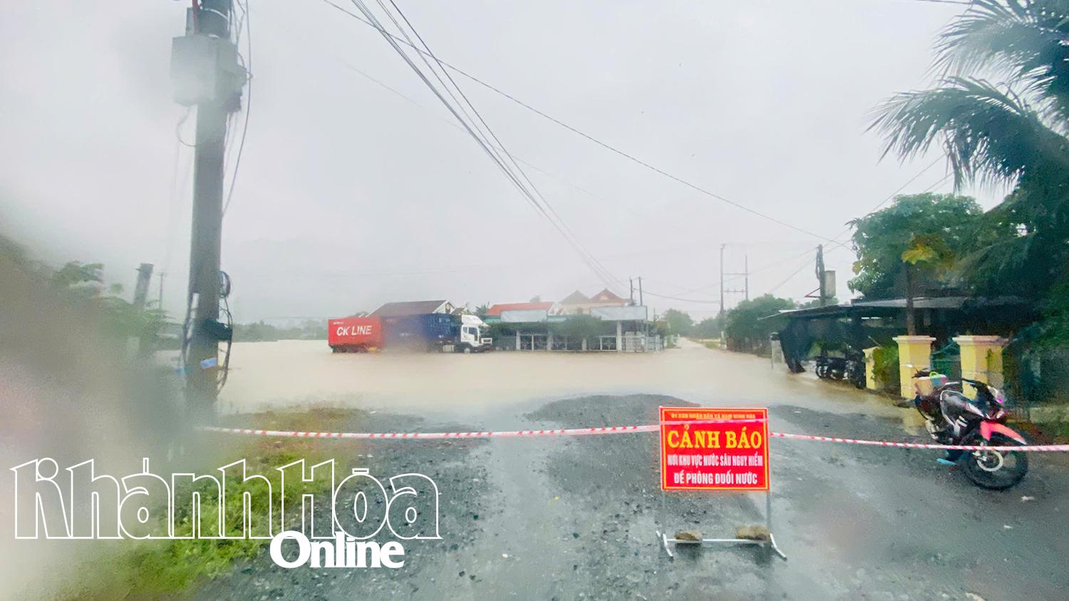 Lực lượng chức năng địa phương cắm biển cảnh báo khu vực nguy hiểm.