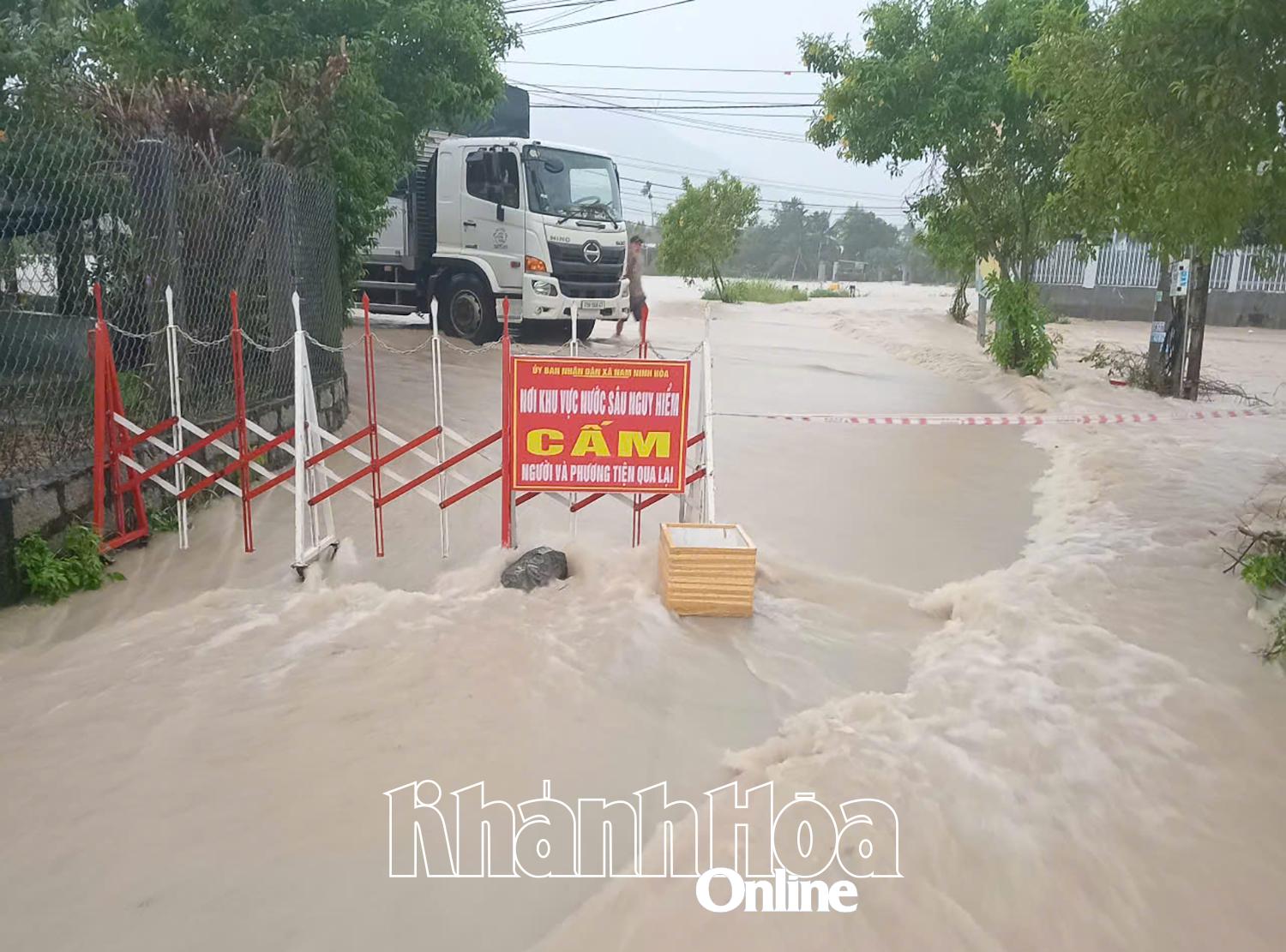 Nước lũ lên nhanh, chảy xiết tại một khu vực ở xã Nam Ninh Hòa.